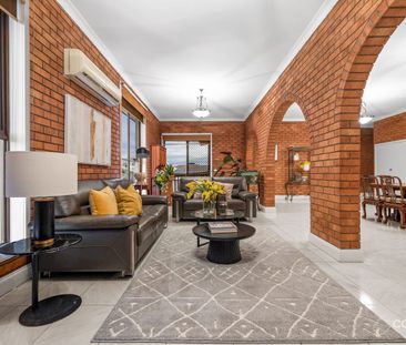 Grand & Elegant Family Residence in a Prime Location - Photo 3