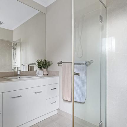 Spacious & Stylish 2-Bedroom Home in Private Bonbeach Location - Photo 5