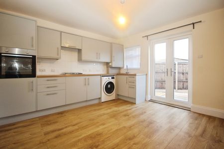 Lavender Avenue, Mitcham, CR4 3RS - Photo 2