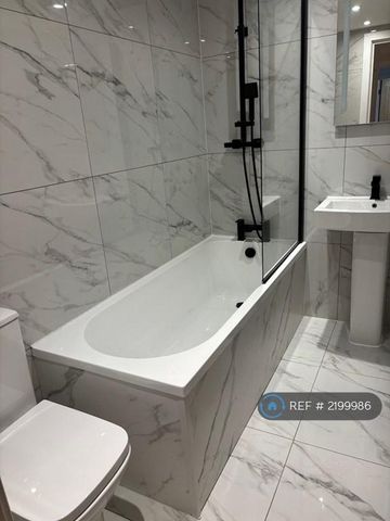 3 bedroom flat to rent - Photo 4