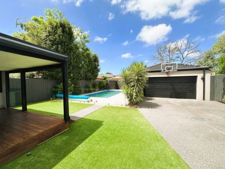 Beautiful Art Deco Home with a Pool across Parkland - Photo 3