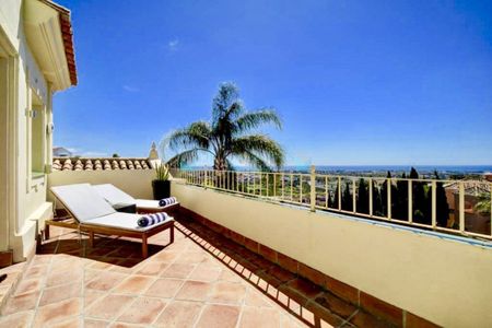 Villa for rent in Los Arqueros, Benahavis - Photo 5