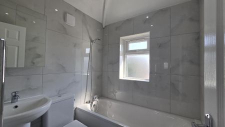 4 bedroom semi-detached house to rent - Photo 5