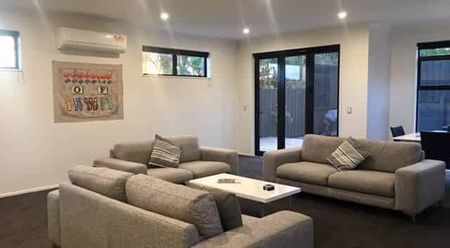 Beautiful fully furnished immaculate modern home in Beachside Location! - Photo 3