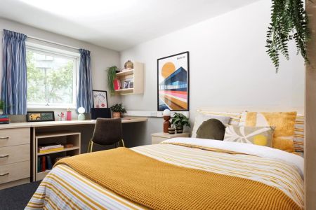 Medium Highest Double Ensuite: Three Bed Flat - Photo 5