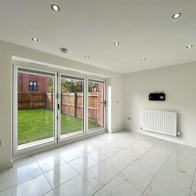 3 bedroom townhouse to rent - Photo 1