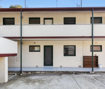 Ground Floor Apartment With Courtyard! - Photo 6