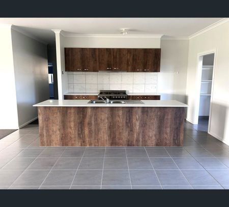 8 Bambury Close, Koo Wee Rup, Vic 3981 - Photo 2