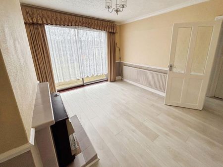 Benhurst Avenue, Hornchurch, RM12 - Photo 2