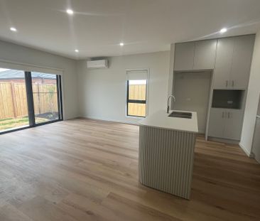 BRAND NEW STYLISH & CONTEMPORARY HOME - Photo 5