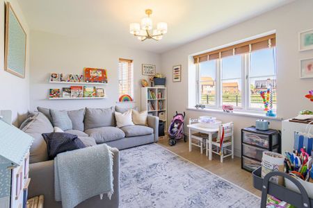 4 bedroom detached house to rent - Photo 2