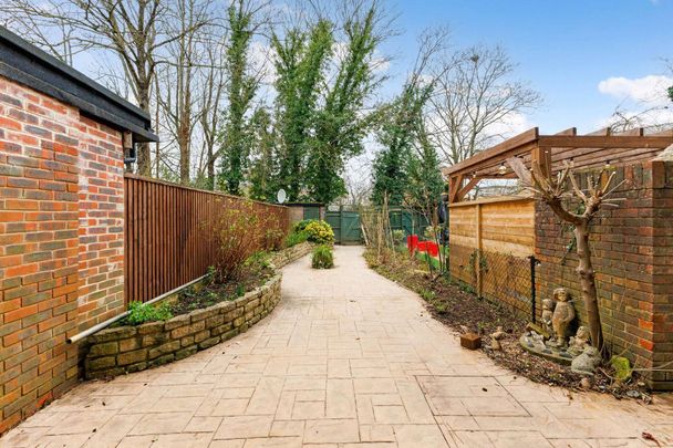 Lightly refurbished two bedroom ground floor flat in Central Oxford with enclosed low maintenance garden. - Photo 1