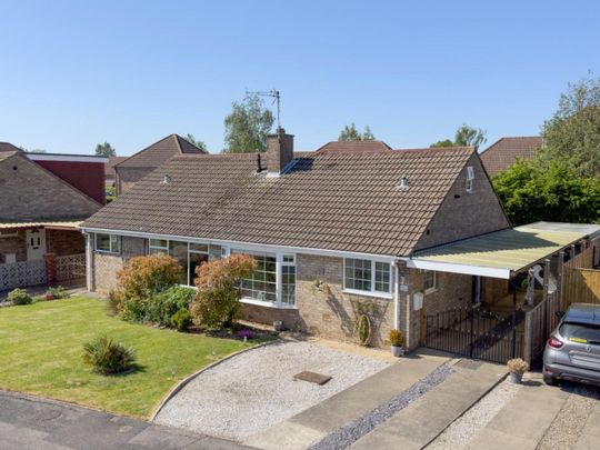 3 bedroom Bungalow To Let - Photo 1