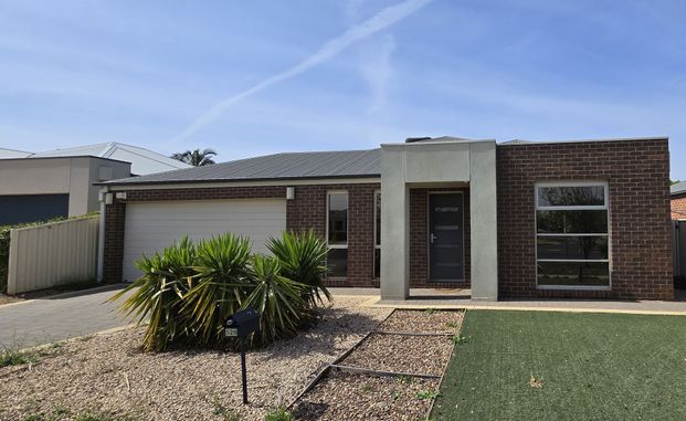 Modern Home With Three Bedrooms - Photo 1