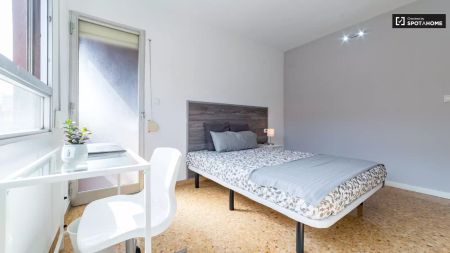 Luminous room with standalone wardrobe in 5-bedroom apartment, La Saïdia - Foto 5