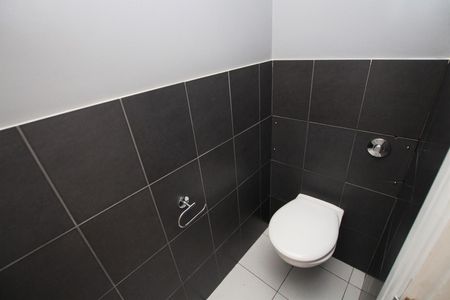 1 bedroom Flat to let - Photo 5