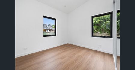 Lavish Hampton's Inspired Home in Serene Location - Photo 5