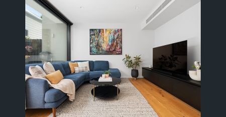 Light-Filled Boutique Retreat in the Heart of Richmond - Fully Furnished! - Photo 4