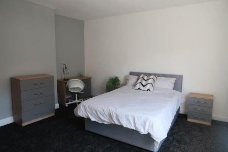 4 bedroom terraced house to rent - Photo 2