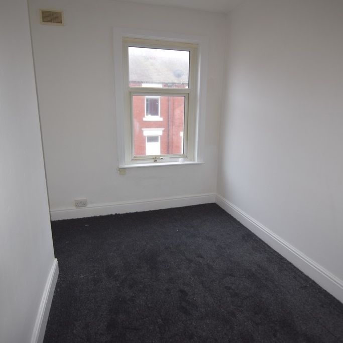 To Let 3 Bed Mid Terraced House - Photo 1