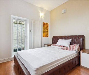 3 bedroom flat in London - Photo 4