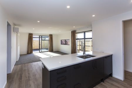 Ravenswood – Spacious Family Home! - Photo 2