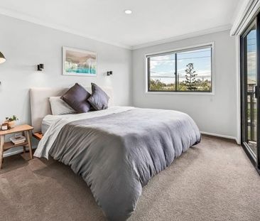 Furnished Tri-Level Home Between Chirn Park & The Broadwater - Photo 2