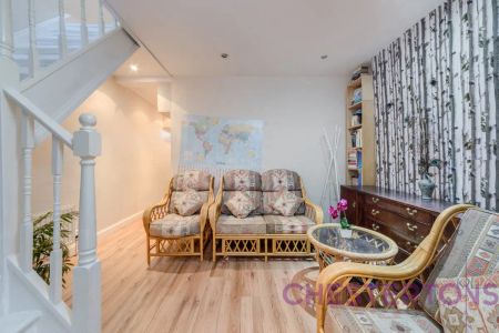 3 bedroom house in London - Photo 4