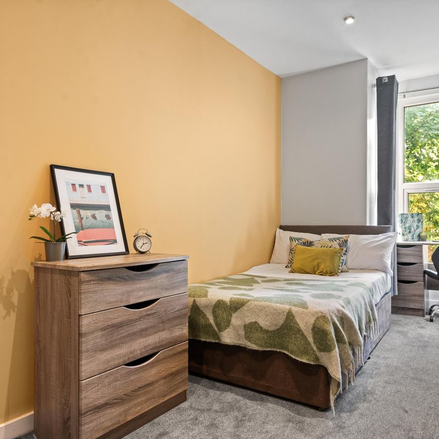 6 WINSTANLEY TERRACE Leeds - LS6 1DS - Photo 1