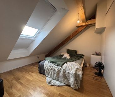 Bel appartement de 3 pièces dans les combles avec poutres apparentes - Foto 2