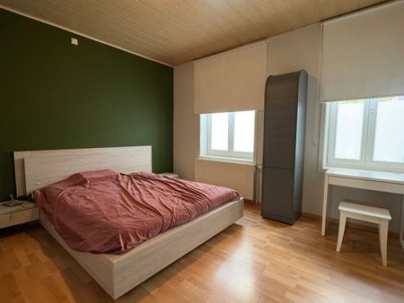 Woning met 2 slaapkamers, vernieuwde badkamer en inpandige garage te huur in Harelbeke - Photo 3