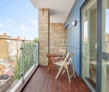 Flat to rent - Boyson Road, London, SE17 - Photo 2