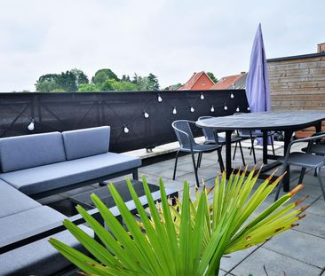 Appartement met 2 slaapkamers, zeer ruim terras en carport. - Photo 1