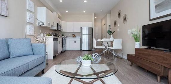 100% Smoke-Free, Elevator, 2/bd 2/ba - Photo 2