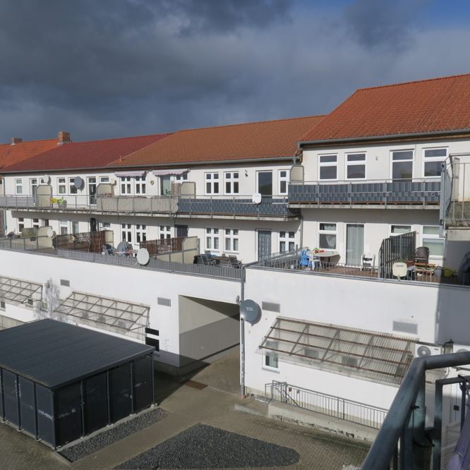 demnächst mit neuer Einbauküche: Dachgeschoßwohnung mit Balkon und Stellplatz - Photo 1