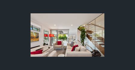 Executive tri-level townhouse 600m from Oxford Street - Photo 2