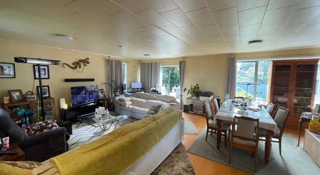 Tidy 3 Bedroom 1 Bathroom House - Pet Friendly - Photo 2