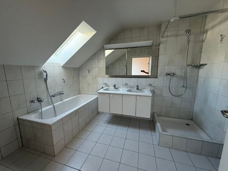 Grosszügige, helle Wohnung im 5. Stock, direkt beim Bahnhof, mit Garage - Foto 4