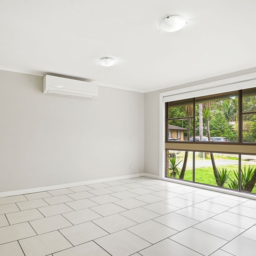 THREE BEDROOM HOME - ONE WEEKS FREE RENT IF LEASED PRIOR TO XMAS BREAK!! - Photo 1