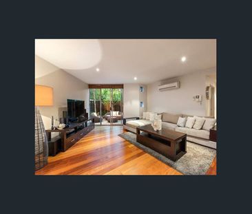 Spacious Two-Bedroom Apartment with Courtyard in a Quiet Complex - Photo 1