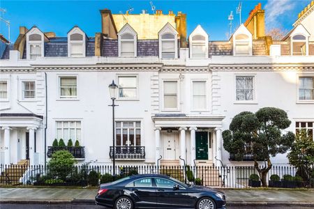 A glorious interior designed 5 bedroom house on a central and quiet Knightsbridge road. Spread over five floors and benefitting from an abundance of storage and two outdoor spaces. - Photo 2