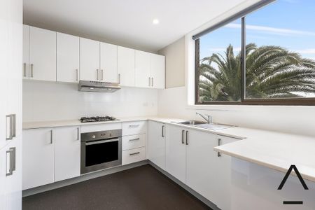 Fully Refurbished, 2 Bedroom, Coastal Apartment – Walk to Coogee Beach - Photo 4