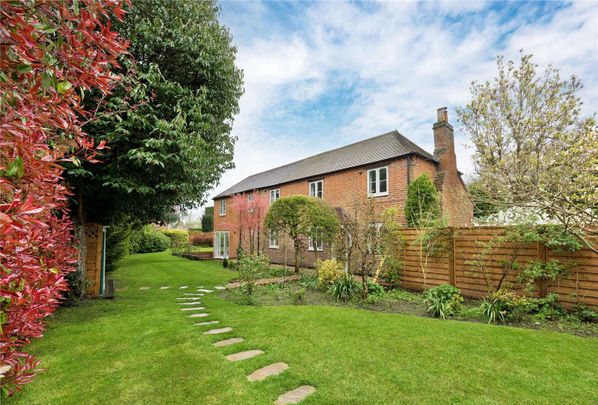 A beautiful five bedroom detached cottage with a separate studio annexe. - Photo 1