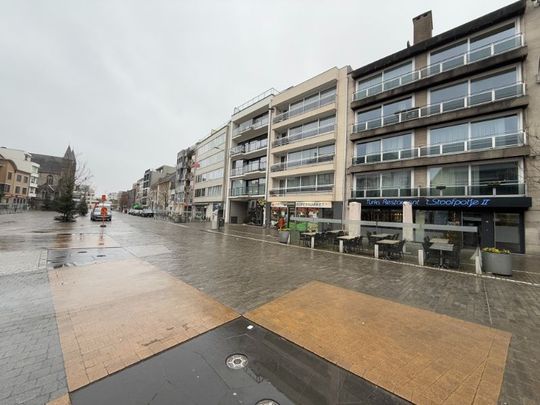 Gerenoveerd appartement met veel lichtinval, gelegen op de Markt - Foto 1