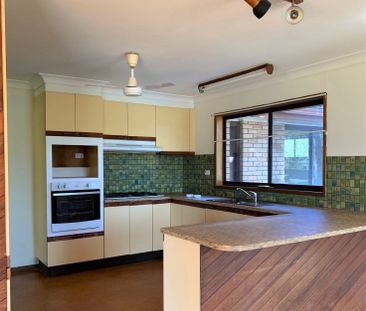 3 Bedroom - 2 Bathroom - Location close to cafes, shops - Photo 4