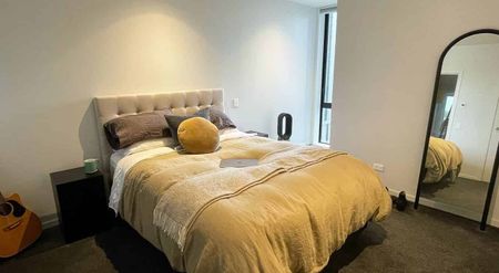 Modern 2-bed apartment with private balcony - Photo 2