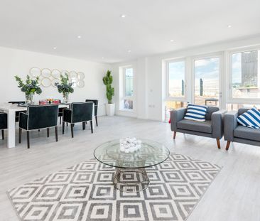 Embankment House - Photo 2