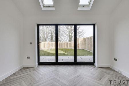 4 bedroom detached house to rent - Photo 3