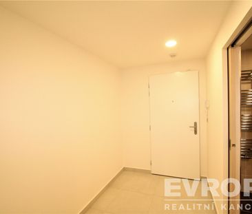 Pronájem bytu 1+kk a garsoniéry 34 m² - Fotografie 2