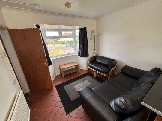 102 Alan Moss Road - Engineering Side & Parking Loughborough - Photo 1